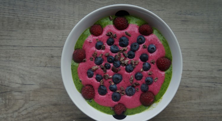 Smoothie de espinacas con smoothie de fresas.
