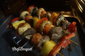brochetas de carne y verdura al horno