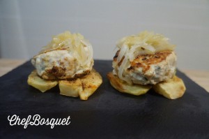 Hamburguesas de solomillo de pavo con patatas y cebolla caramelizada a la miel.