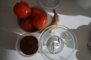 Ingredientes para un smoothie de caqui y cacao.