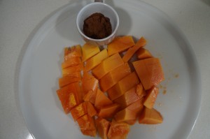 Ingredientes para un smoothie de cacao y papaya