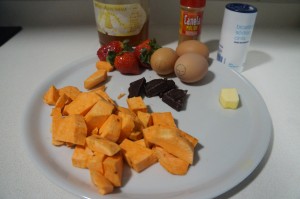 Ingredientes para hacer un bizcocho de boniato y fresas.