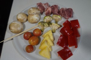 Ingredientes para hacer brochetas de carne y verduras.