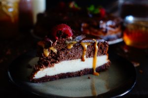 porción de cheesecake de chocolate y dulce de leche