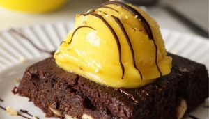 Brownie con helado de mango