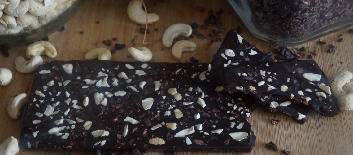 Chocolate casero con anacardos