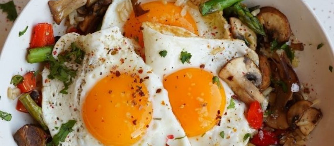huevos rotos con arroz